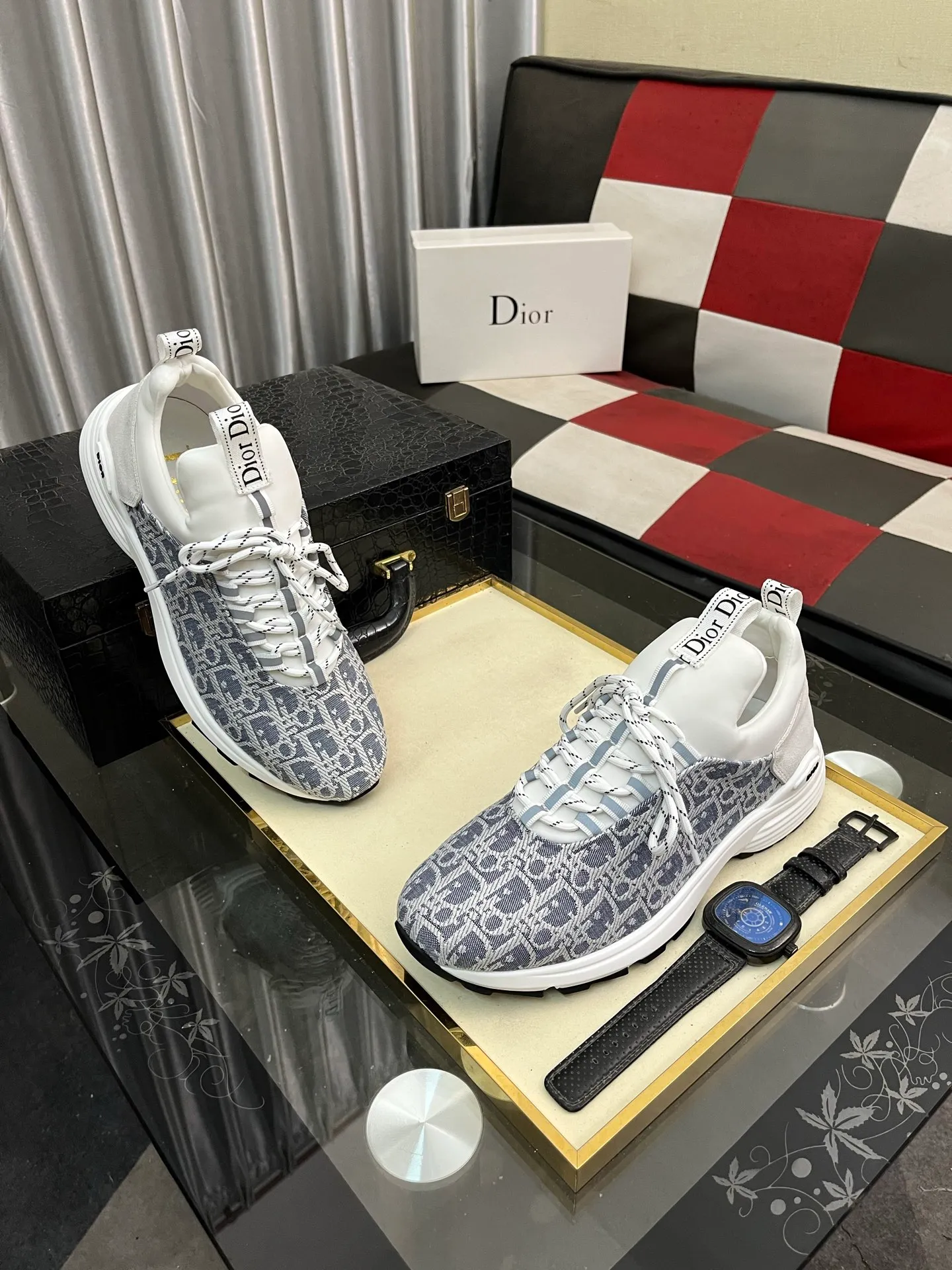 Men's Men's Shoes💰440⌚️⌚️ Dior's casual and sporty style combines the elements of dad's bag-soled shoes, successfully breaking through the dad shoe style that has been on the streets in recent years, and becoming a beautiful landscape in luxury goods. The fabric is high mercerized with breathable mesh, and the mesh on both sides of the shoe is made of three layers of composite technology. The bottom process uses package molding fabrics: imported high mercerized 🐂 cowhide stitching with original customized D-shaped mesh code number: 38-443️⃣Colors available